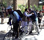 دو بایسکل سوار افغان راه ناامن  هرات-کابل را برای صلح رکاب می‌زنند